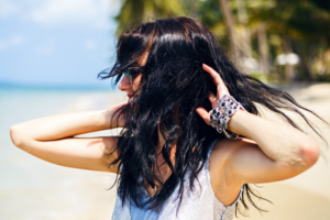 Trucos y consejos para proteger tu cabello del sol